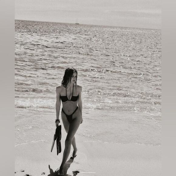 Zara Black Slide Bikini Bottoms
Slide bikini bottom. Interior lining - Picture 1 of 7